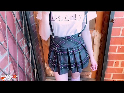 ❤️ Schoolgirl sûget har lul djip en neukt ynstee fan klassen. ❌ Seksfideo by wy