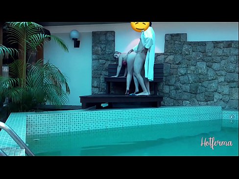 ❤️ Baas noeget faam nei it swimbad, mar koe net wjerstean in hot ❌ Seksfideo by wy