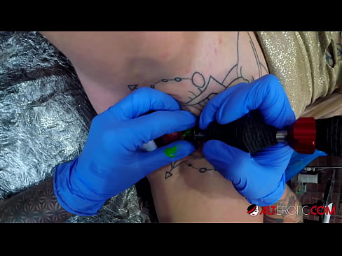 ❤️ Ekstreem tattooed hottie Sully Savage krige in tattoo op har klitoris ❌ Seksfideo by wy