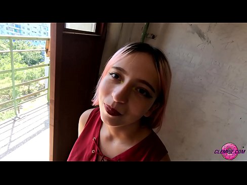 ❤️ Studint Sensual sûget in frjemdling yn 'e bûtenwrâld - Cum op syn gesicht ❌ Seksfideo by wy